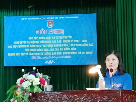 Đồng chí Nguyễn Thị Thu Thủy - Bí thư Tỉnh đoàn truyền đạt một số chuyên đề trong Nghị quyết